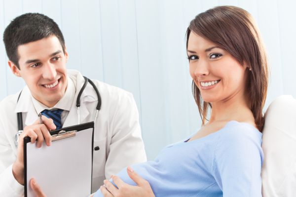 In-der-Schwangerschaft-die-richtige-Arztwahl-95053619