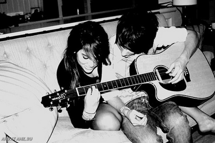 Парень-и-девушка-играют-на-гитаре.