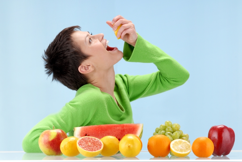 woman_eating_fruit