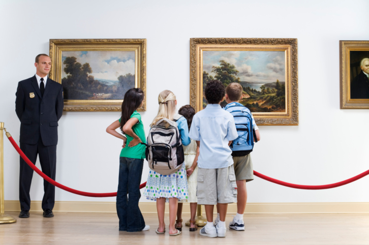 kids-looking-at-art-low-res